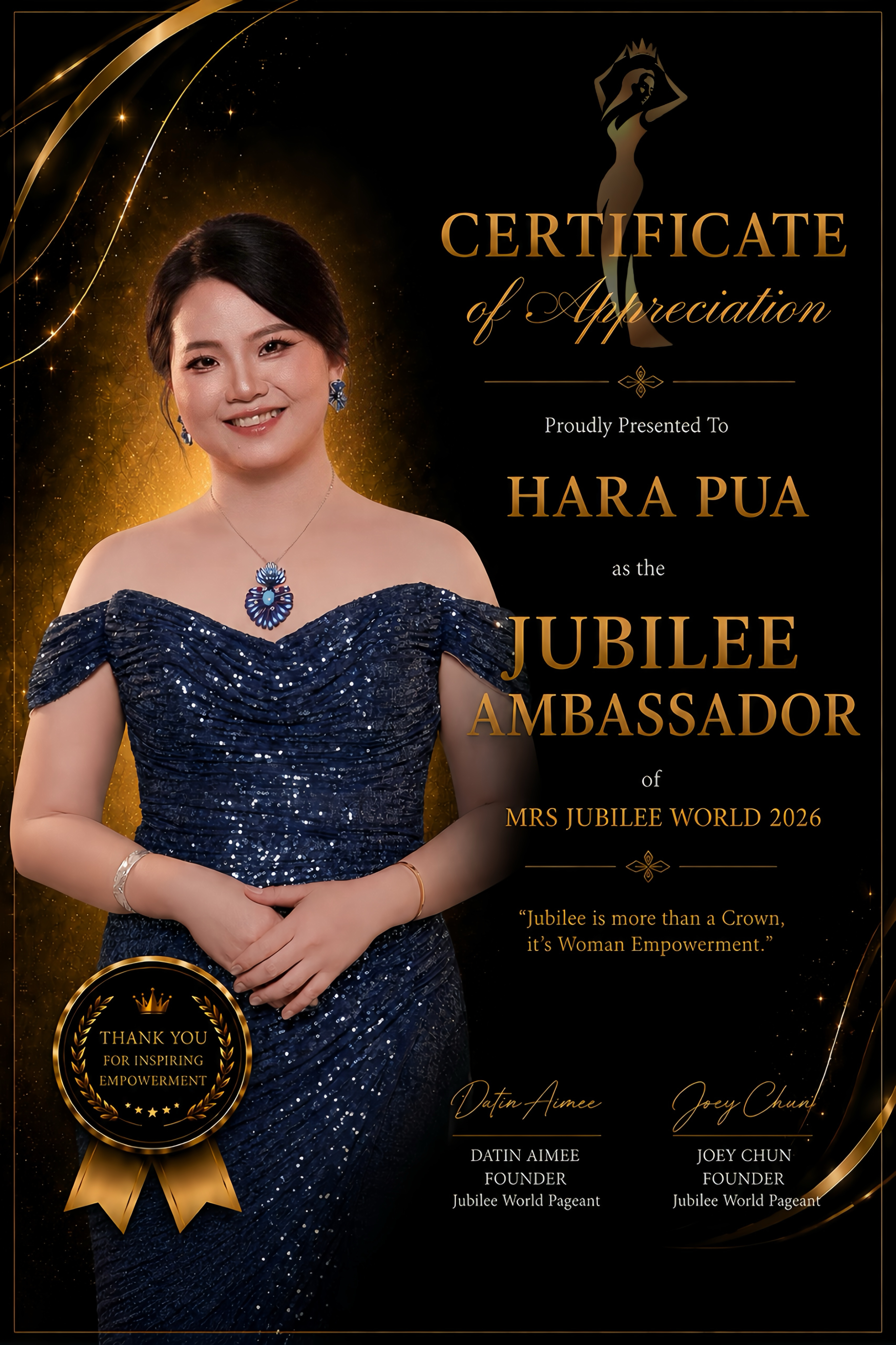 Hara Pua 微笑站立的个人形象照